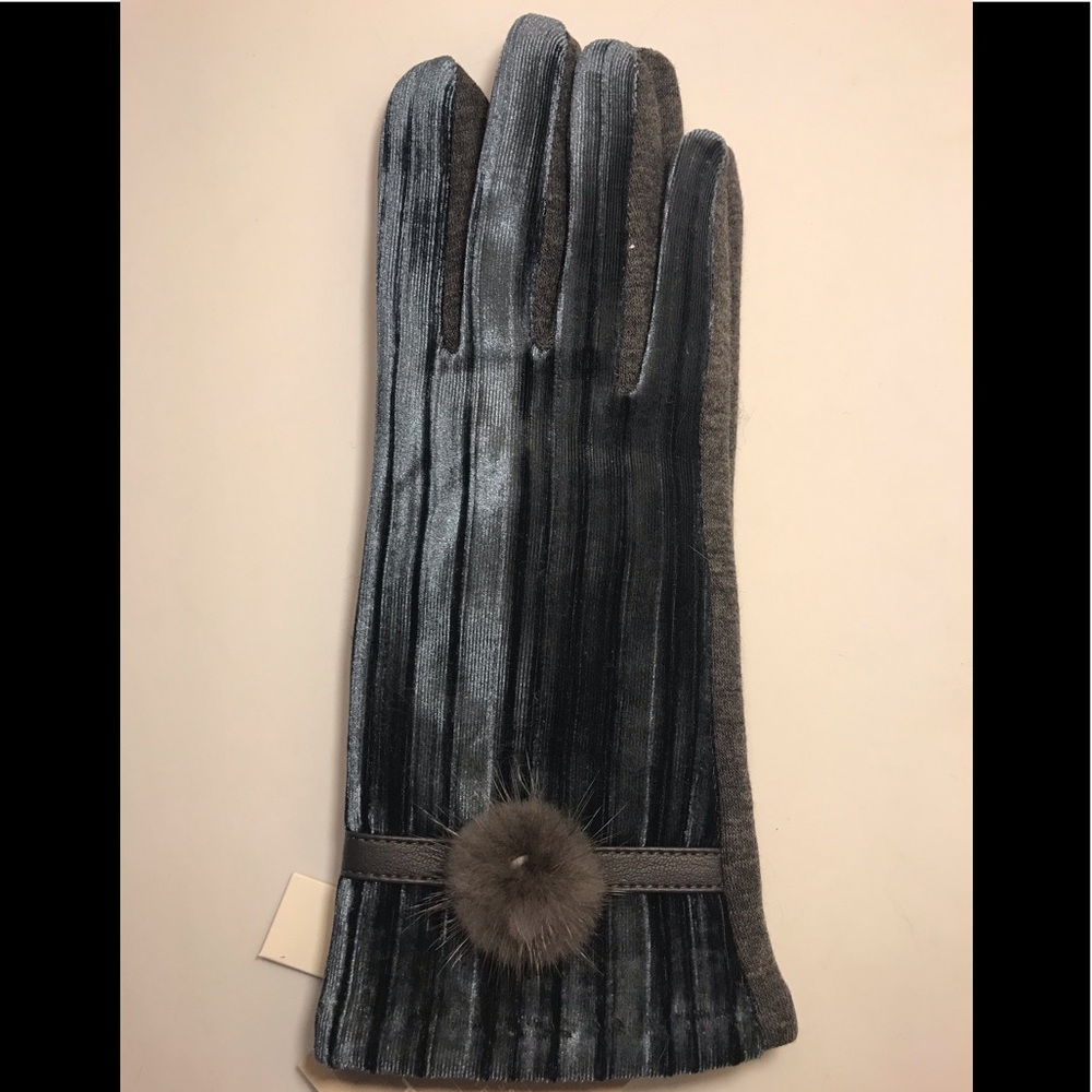 New touchscreen gloves for women NWT